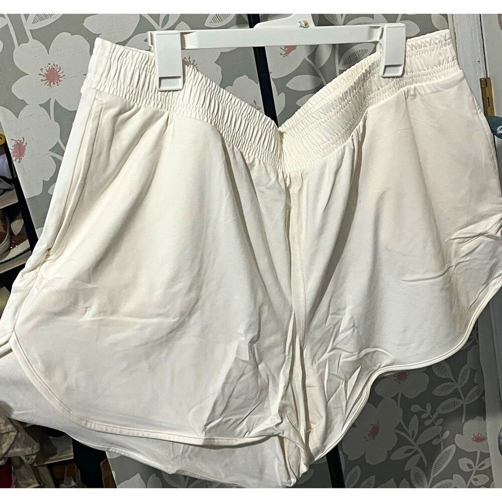 All in motion Women's cream Athletic Shorts Pockets Plus 1X